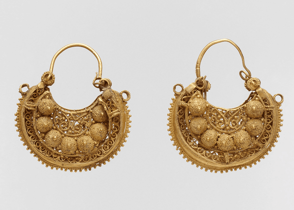 Pair of gold earrings from Syria. Image: The Metropolitan Museum of Art